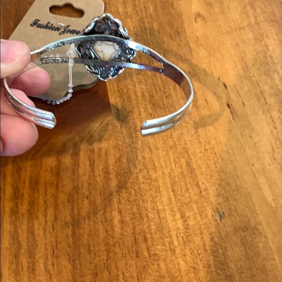 Ivory semiprecious stone cuff bracelet - Picture 2 of 3